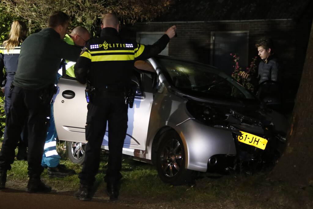 Bestuurder gewond na botsing met boom