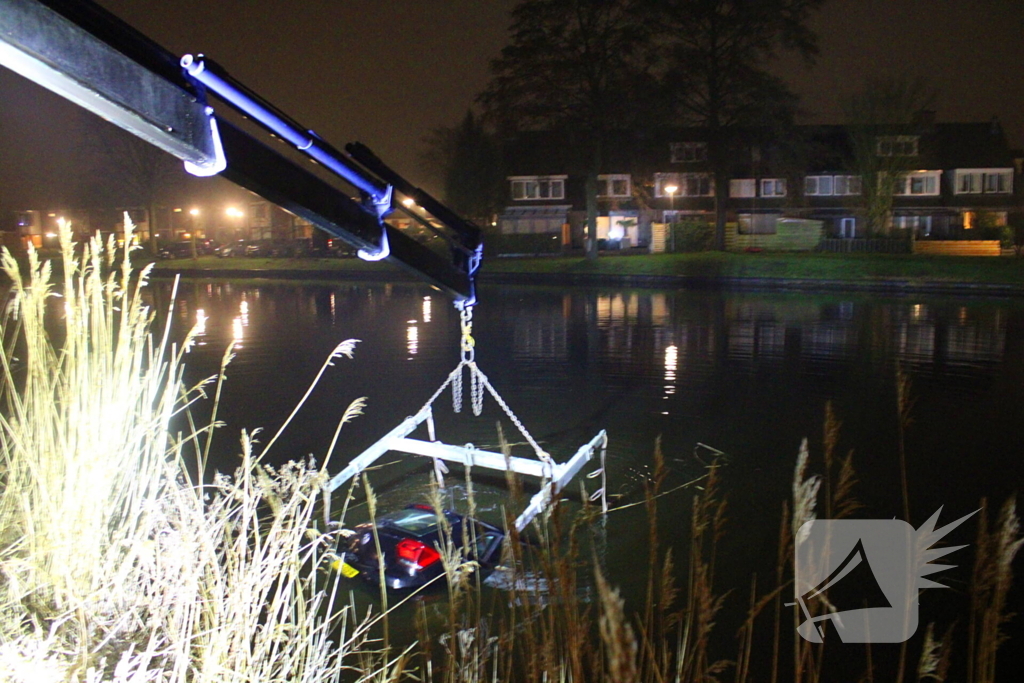 Vergeten handrem laat auto het water in rollen