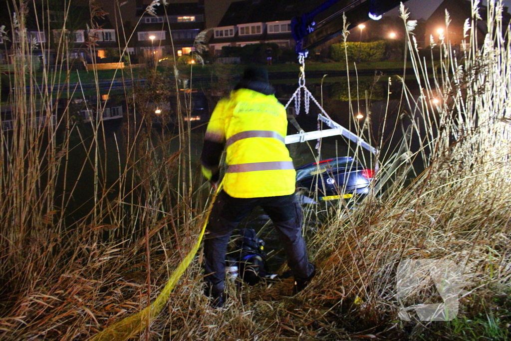 Vergeten handrem laat auto het water in rollen