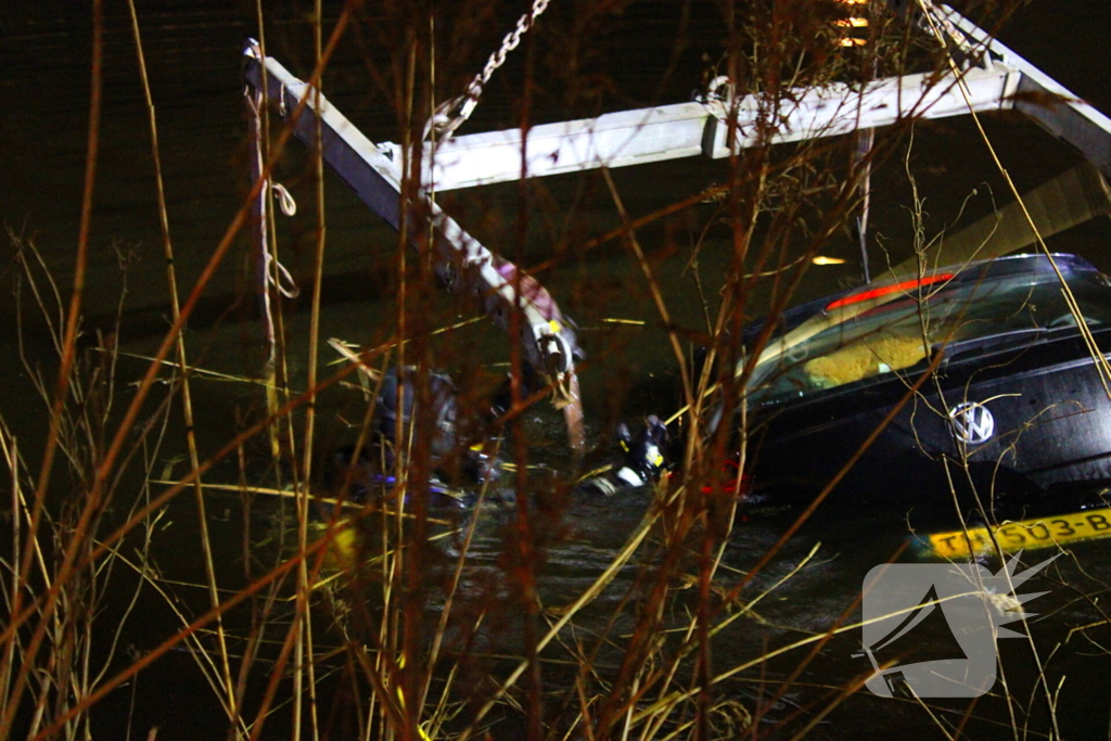 Vergeten handrem laat auto het water in rollen