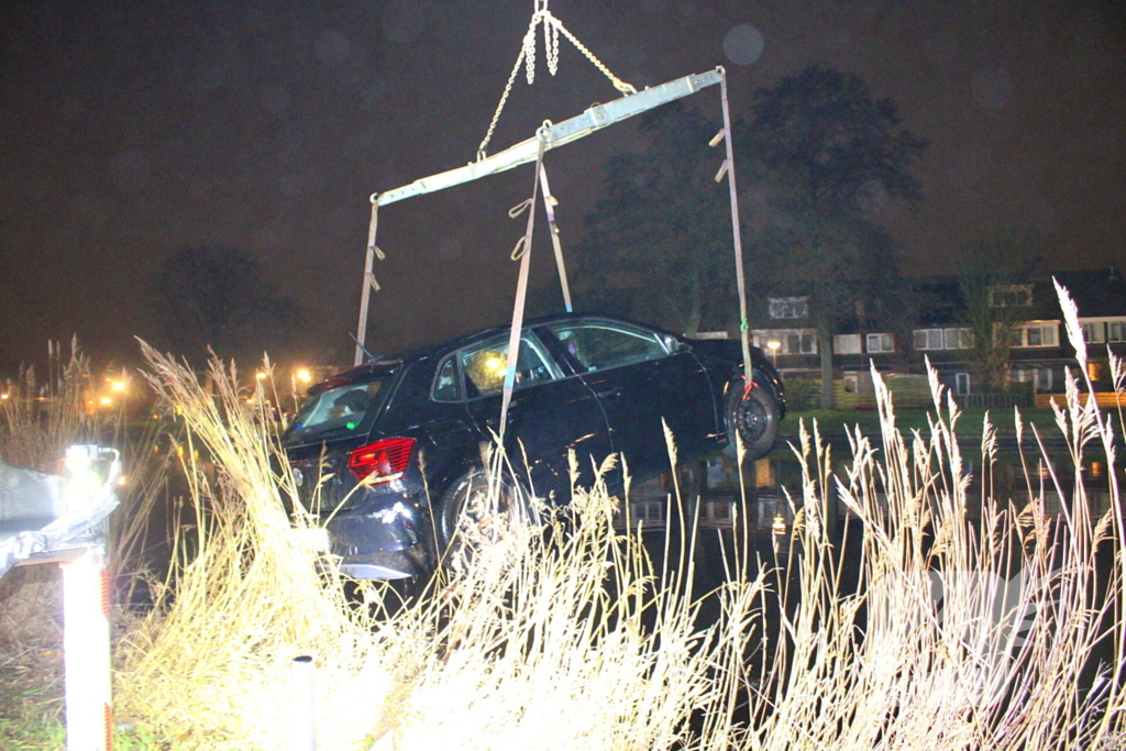 Vergeten handrem laat auto het water in rollen