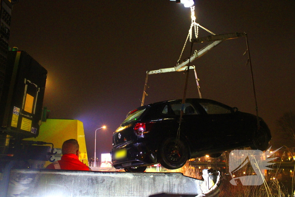 Vergeten handrem laat auto het water in rollen