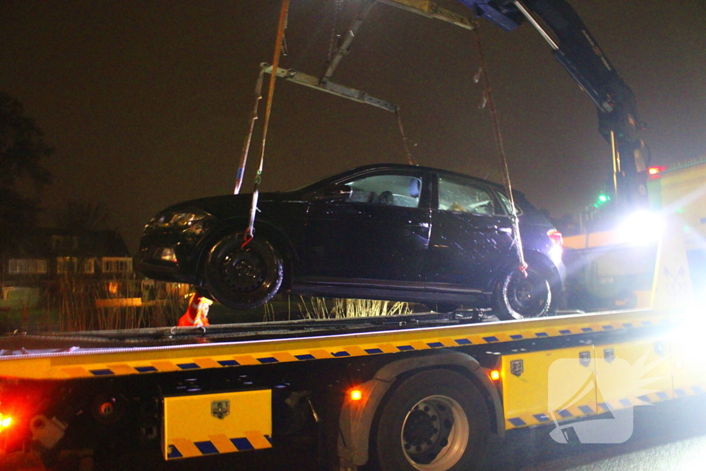 Vergeten handrem laat auto het water in rollen