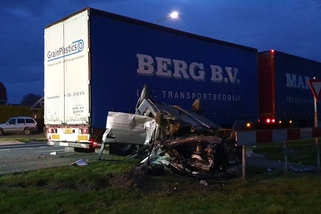 Auto op de kop door aanrijding met vrachtwagen