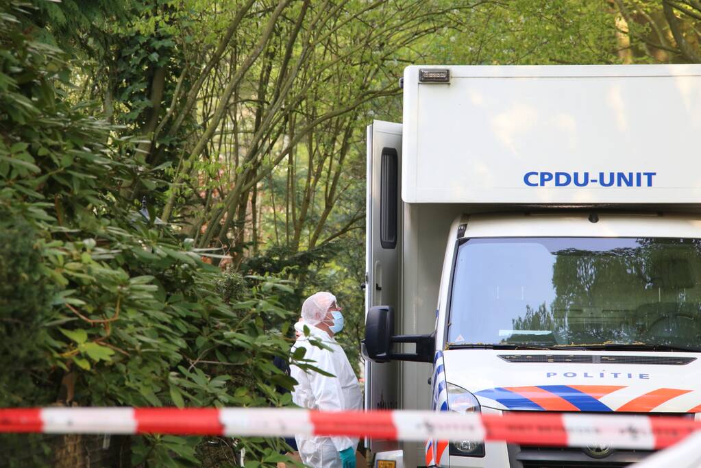 Aangetroffen zwaargewonde man tankstation overleden