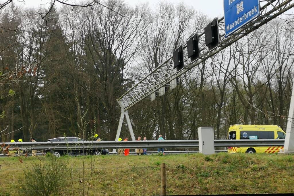 Automobilist vliegt met auto de vangrail in