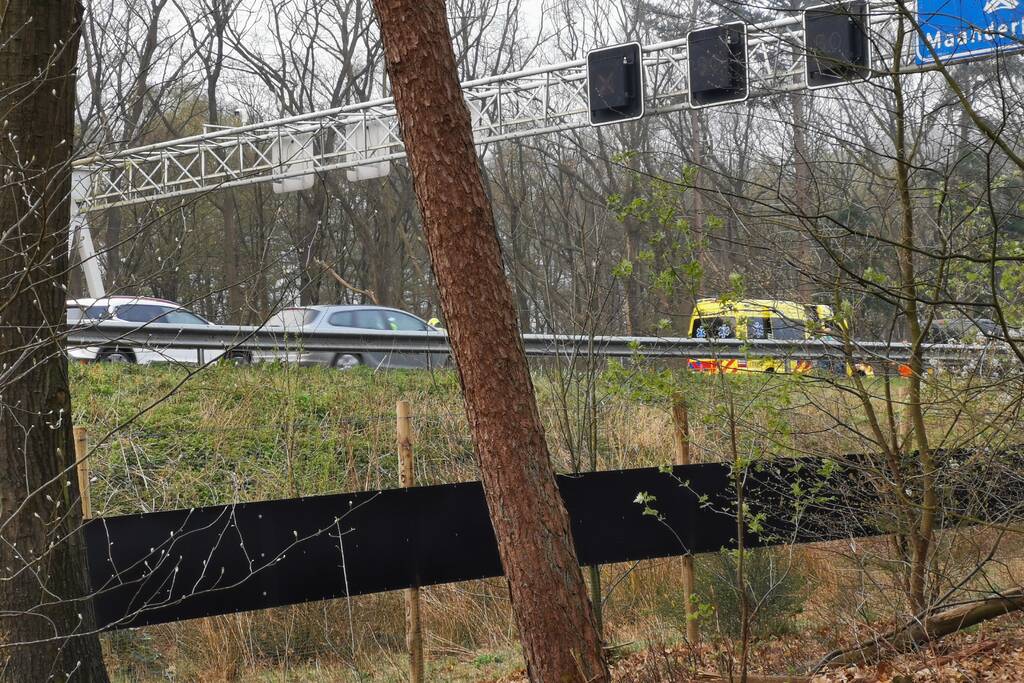 Automobilist vliegt met auto de vangrail in