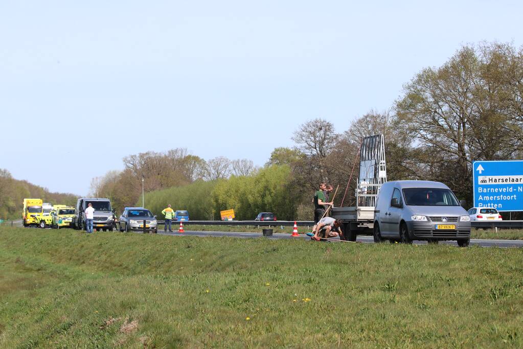 Snelweg bezaaid met glas door afgevallen lading