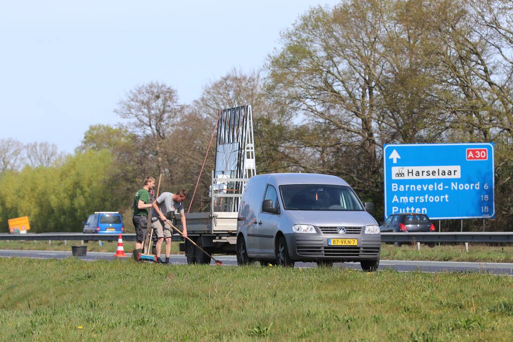 Snelweg bezaaid met glas door afgevallen lading