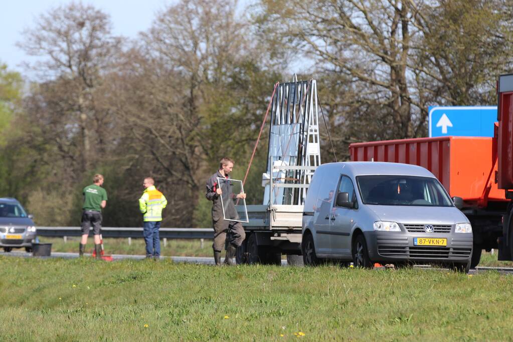 Snelweg bezaaid met glas door afgevallen lading