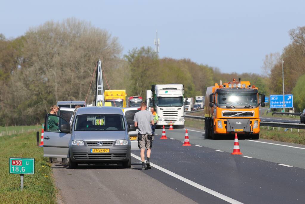 Snelweg bezaaid met glas door afgevallen lading