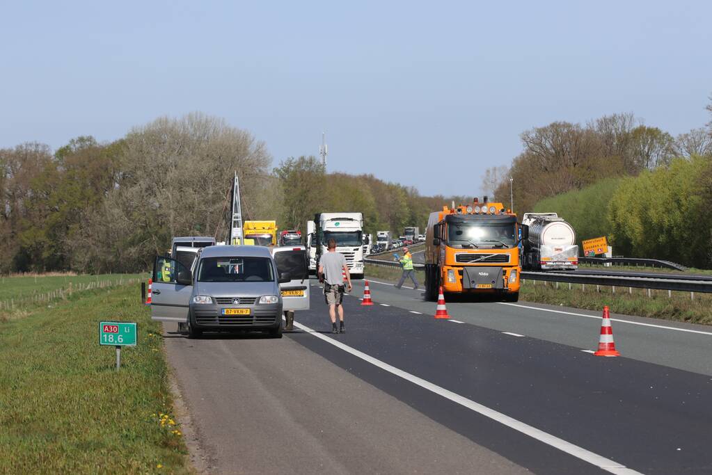 Snelweg bezaaid met glas door afgevallen lading