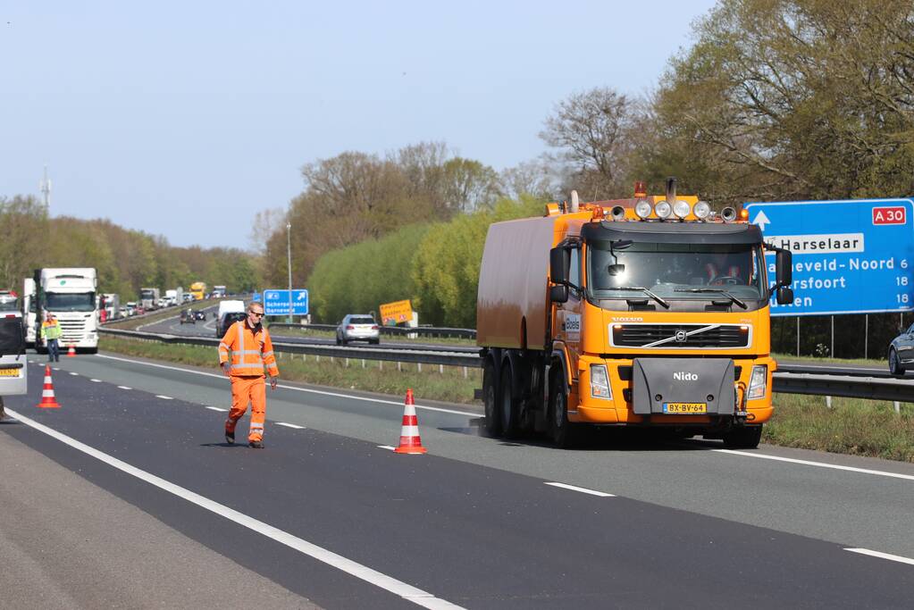 Snelweg bezaaid met glas door afgevallen lading