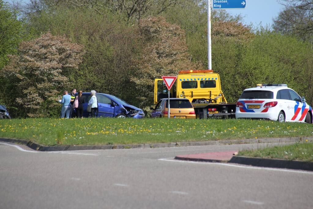 Twee auto botsen op kruising Zuigerplaspark