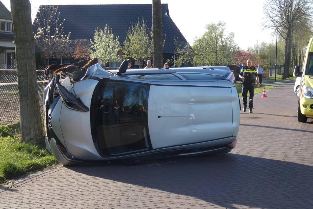 Automobilist belandt op zijkant