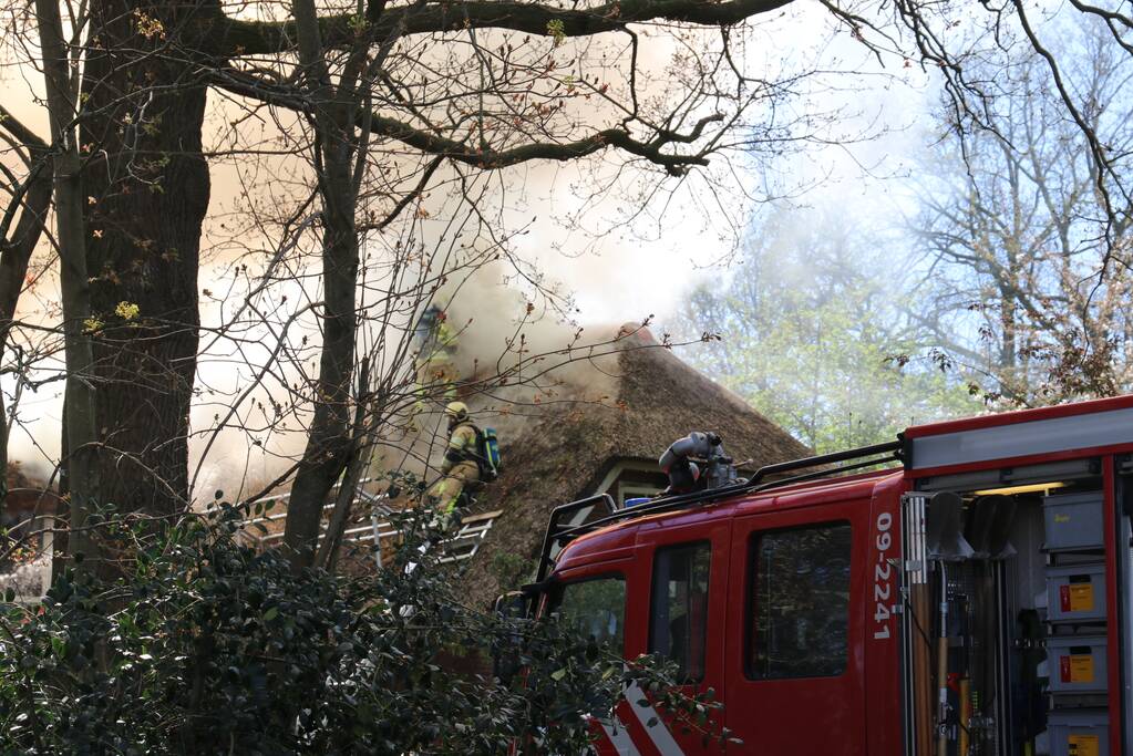 Brand in rieten dak van woonboerderij