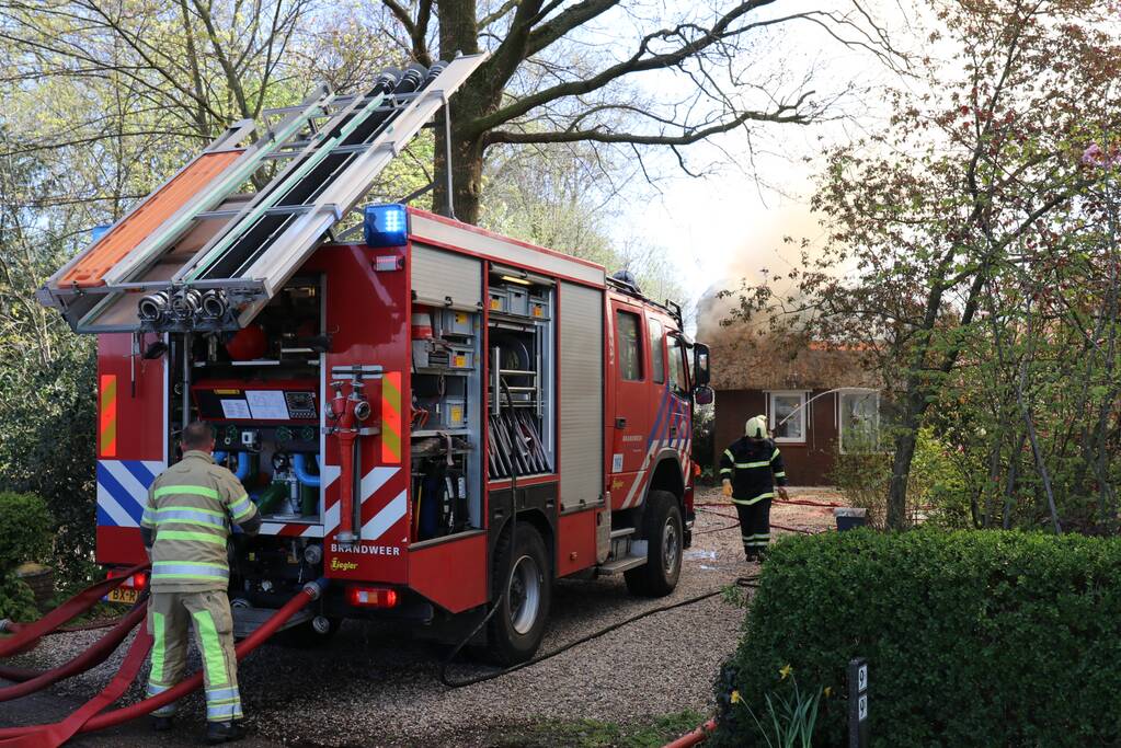 Brand in rieten dak van woonboerderij