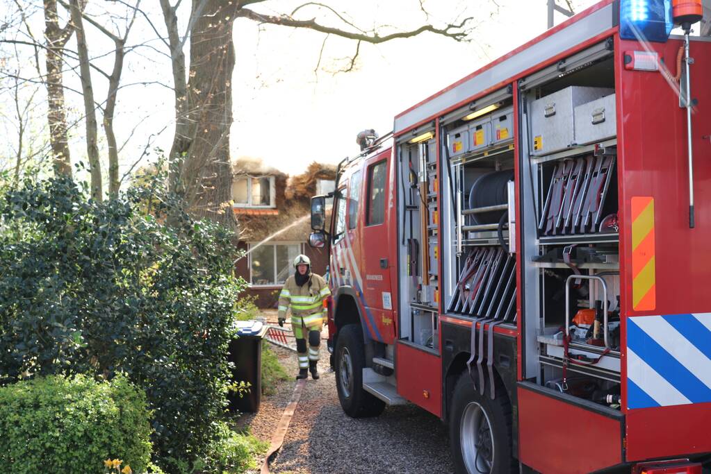 Brand in rieten dak van woonboerderij