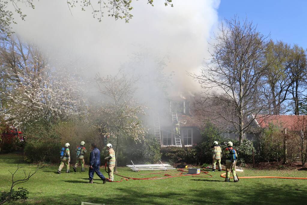 Brand in rieten dak van woonboerderij