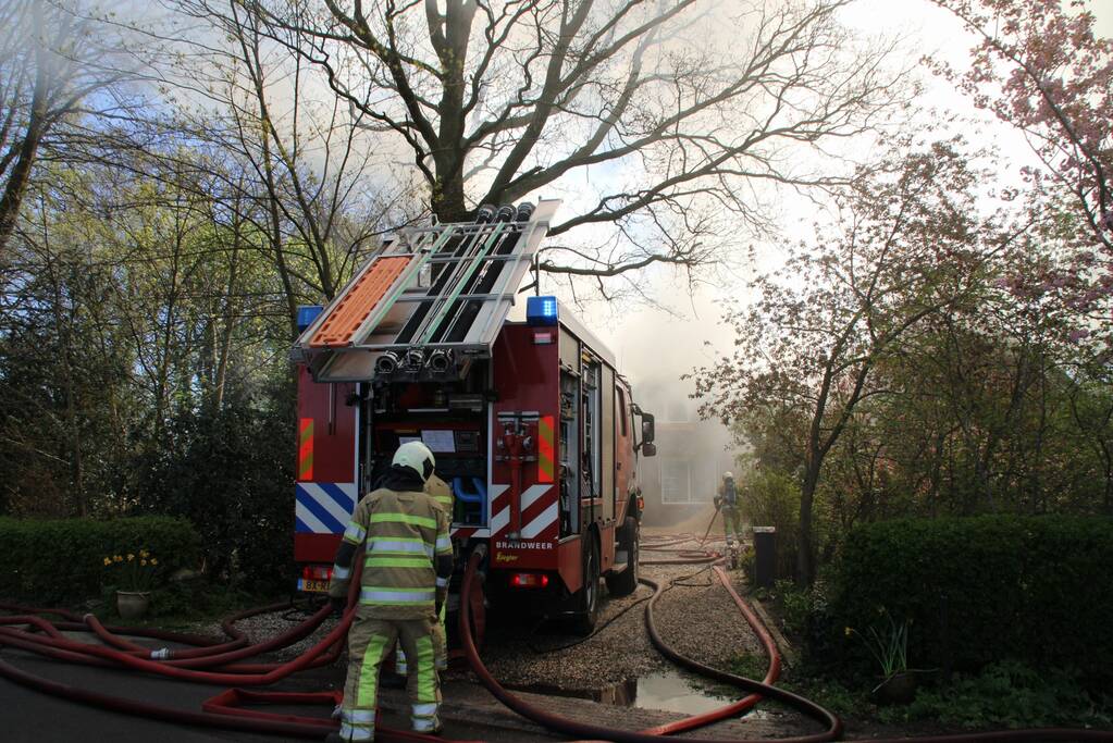 Brand in rieten dak van woonboerderij