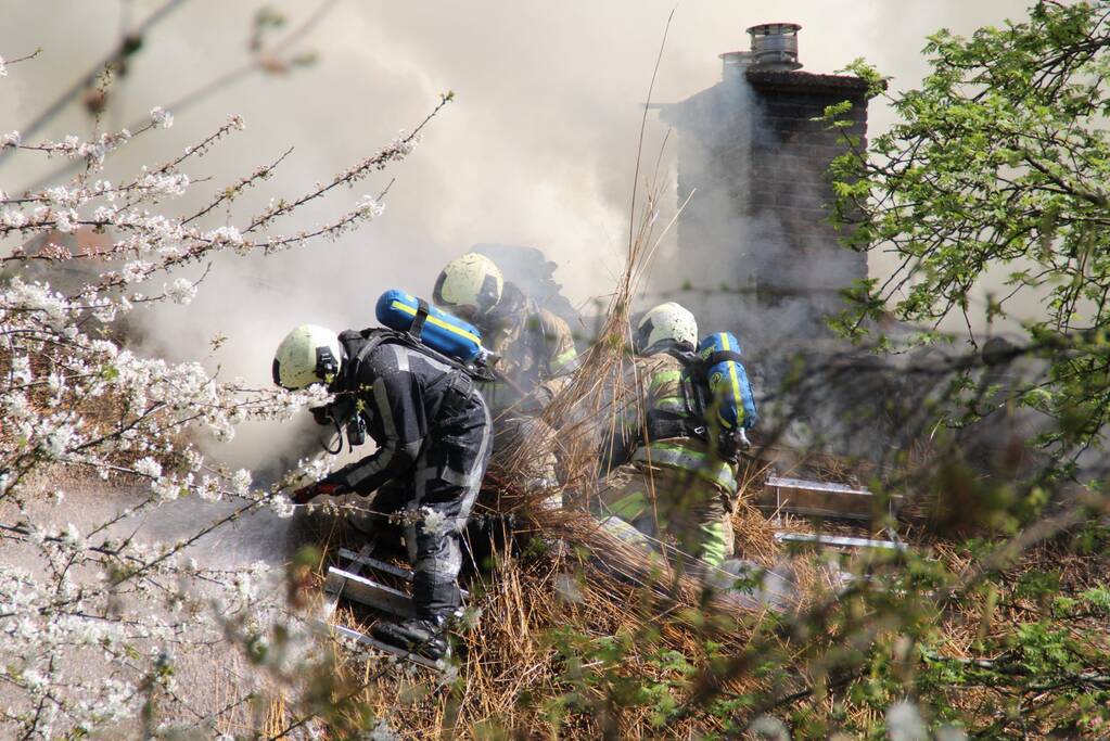 Brand in rieten dak van woonboerderij