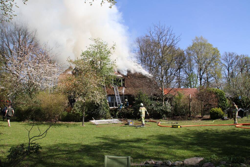 Brand in rieten dak van woonboerderij