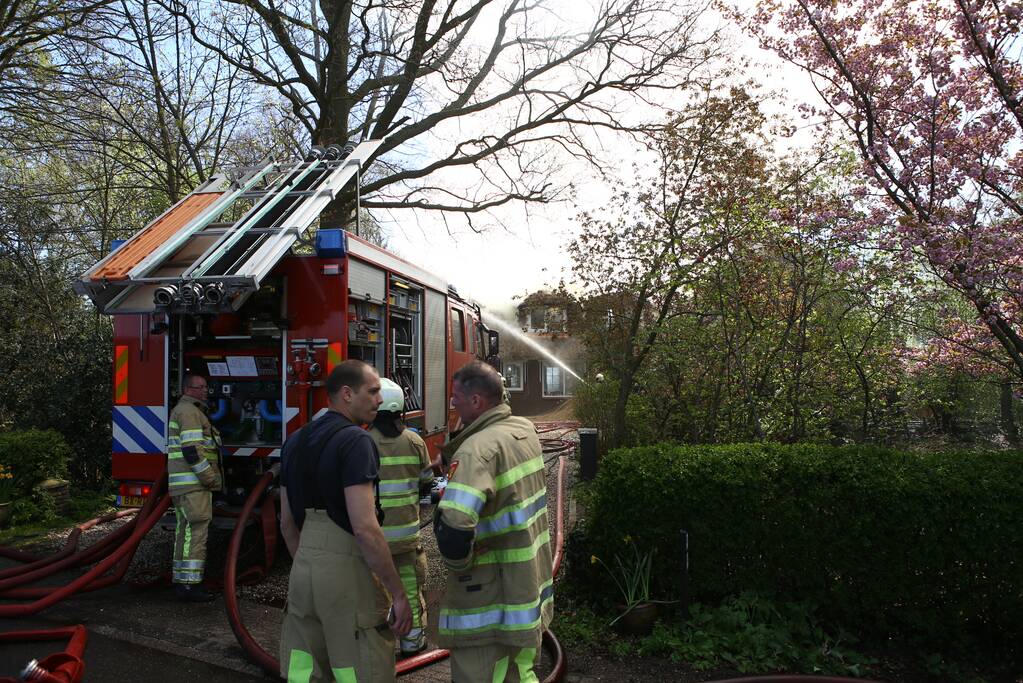 Brand in rieten dak van woonboerderij