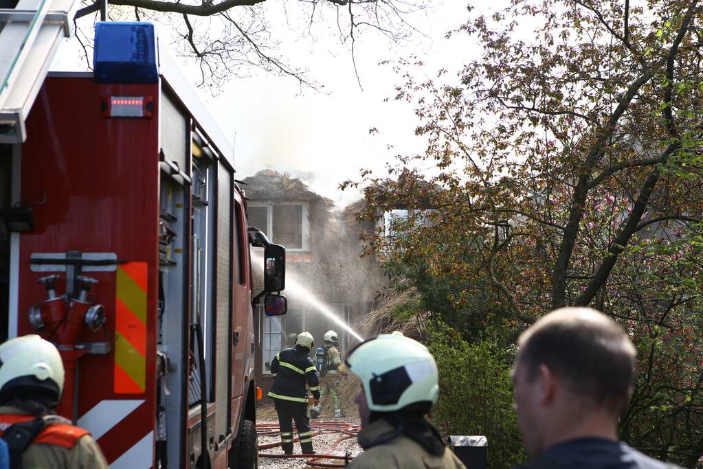 Brand in rieten dak van woonboerderij