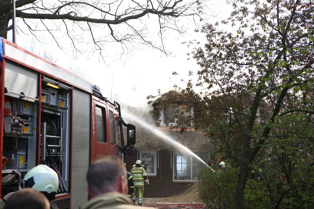 Brand in rieten dak van woonboerderij