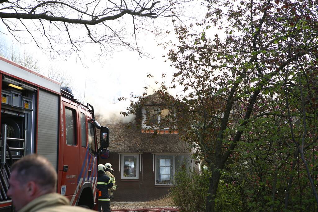 Brand in rieten dak van woonboerderij