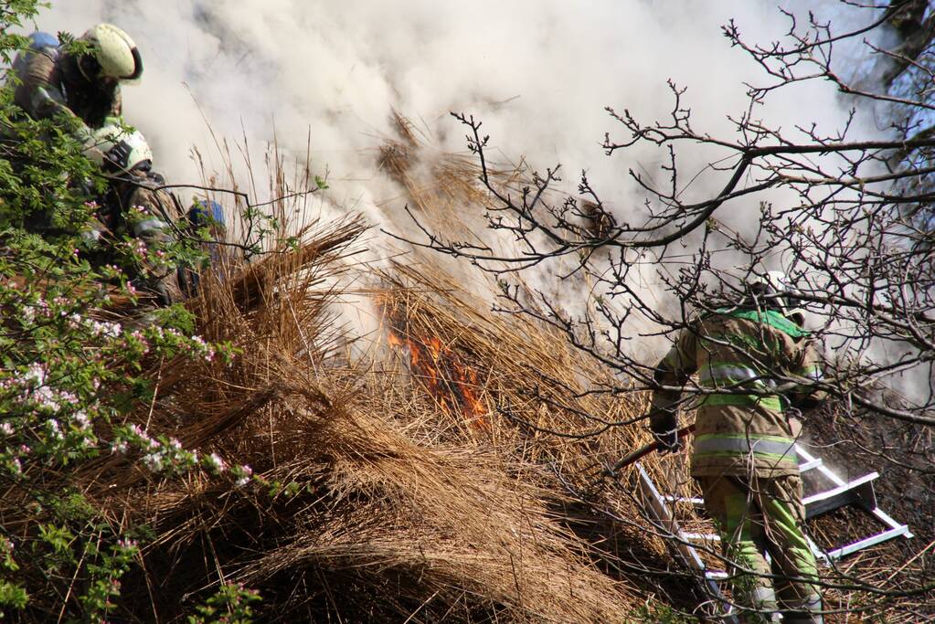 Brand in rieten dak van woonboerderij