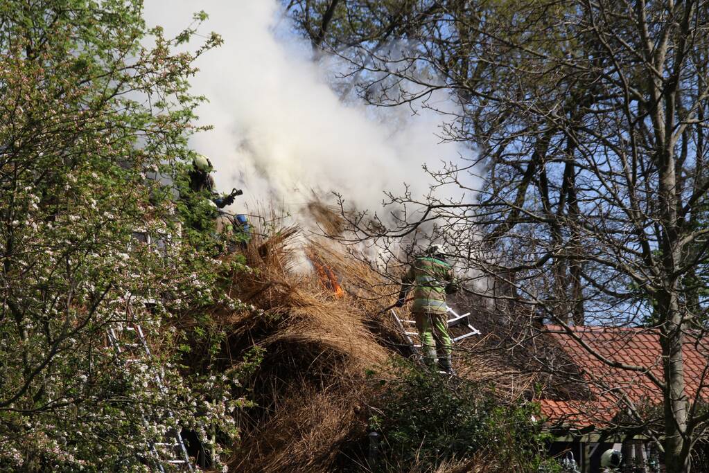 Brand in rieten dak van woonboerderij