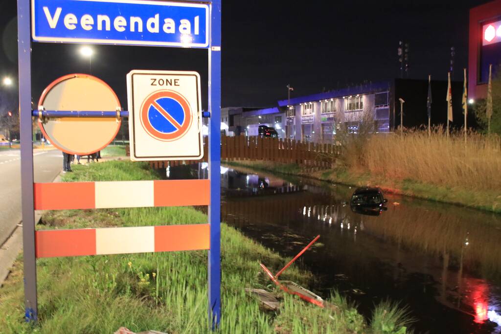 Dronken bestuurder rijdt auto sloot in