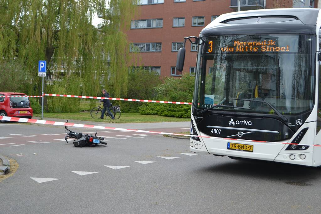 Zwaar letsel na ongeval tussen bus en brommer