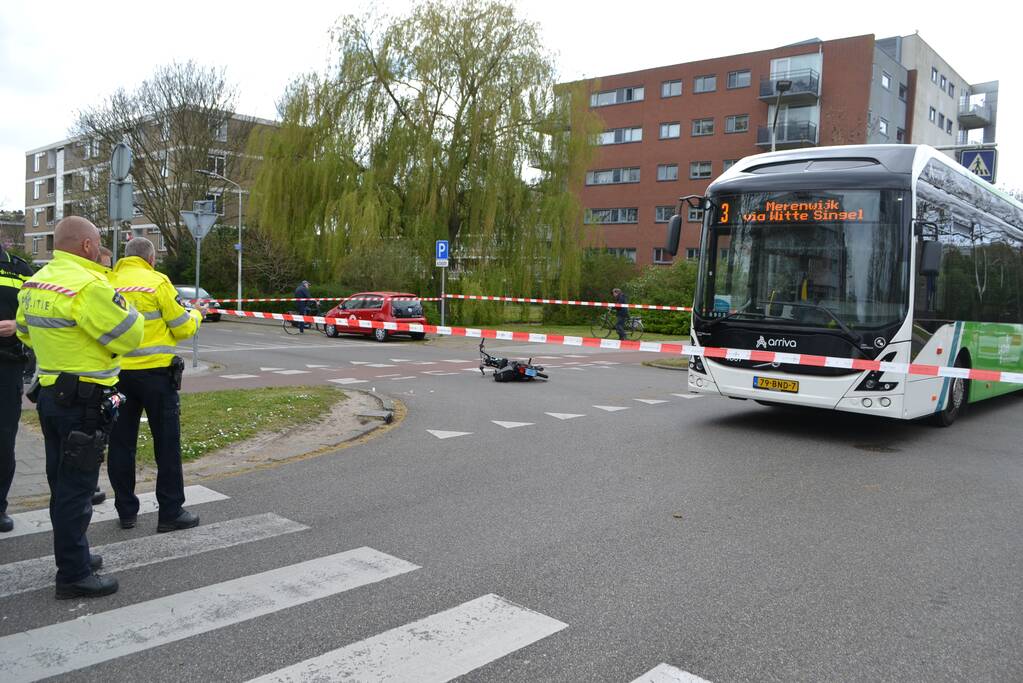 Zwaar letsel na ongeval tussen bus en brommer