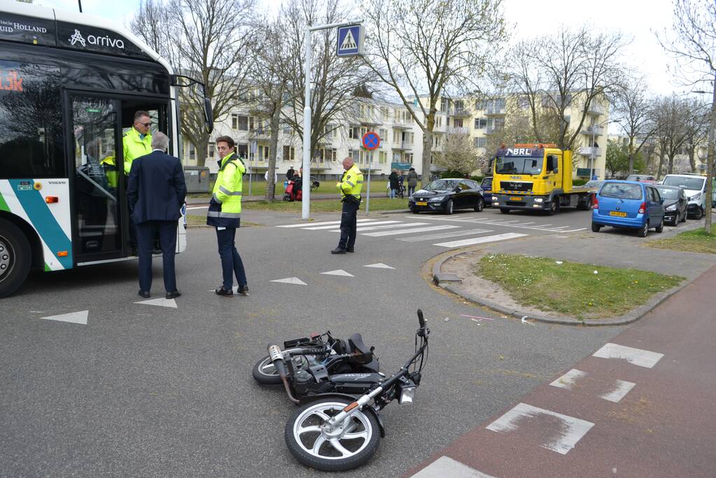 Zwaar letsel na ongeval tussen bus en brommer