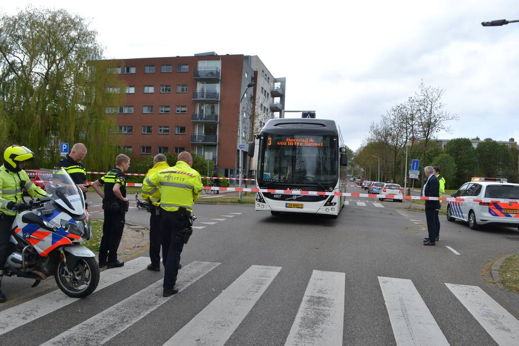 Zwaar letsel na ongeval tussen bus en brommer