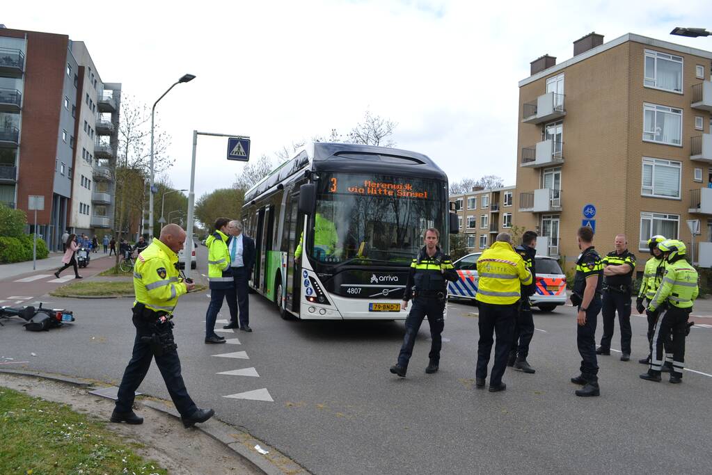 Zwaar letsel na ongeval tussen bus en brommer