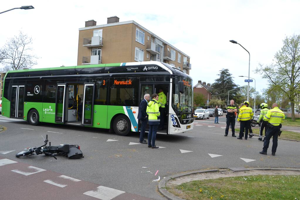 Zwaar letsel na ongeval tussen bus en brommer