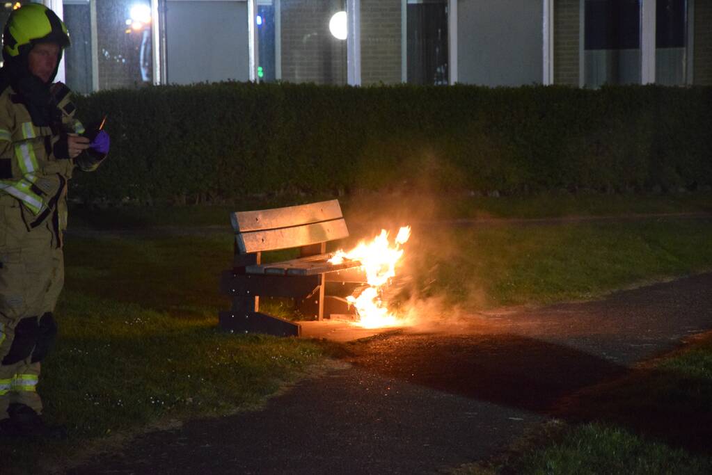 Bank en prullenbak in brand gestoken