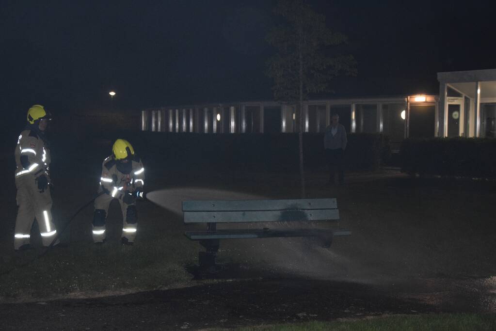 Bank en prullenbak in brand gestoken