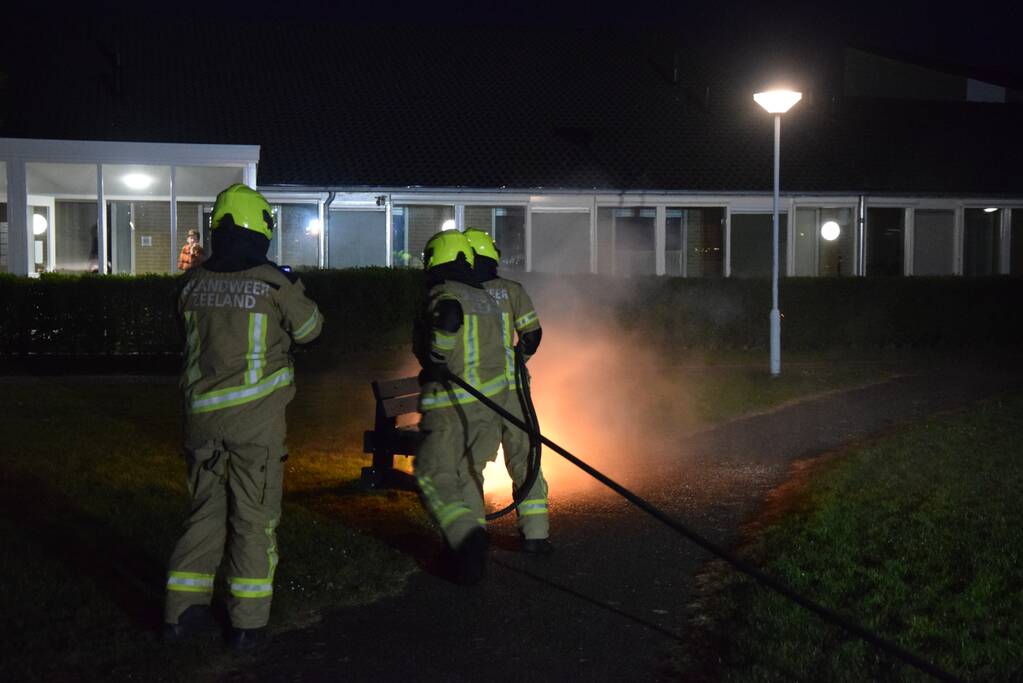 Bank en prullenbak in brand gestoken