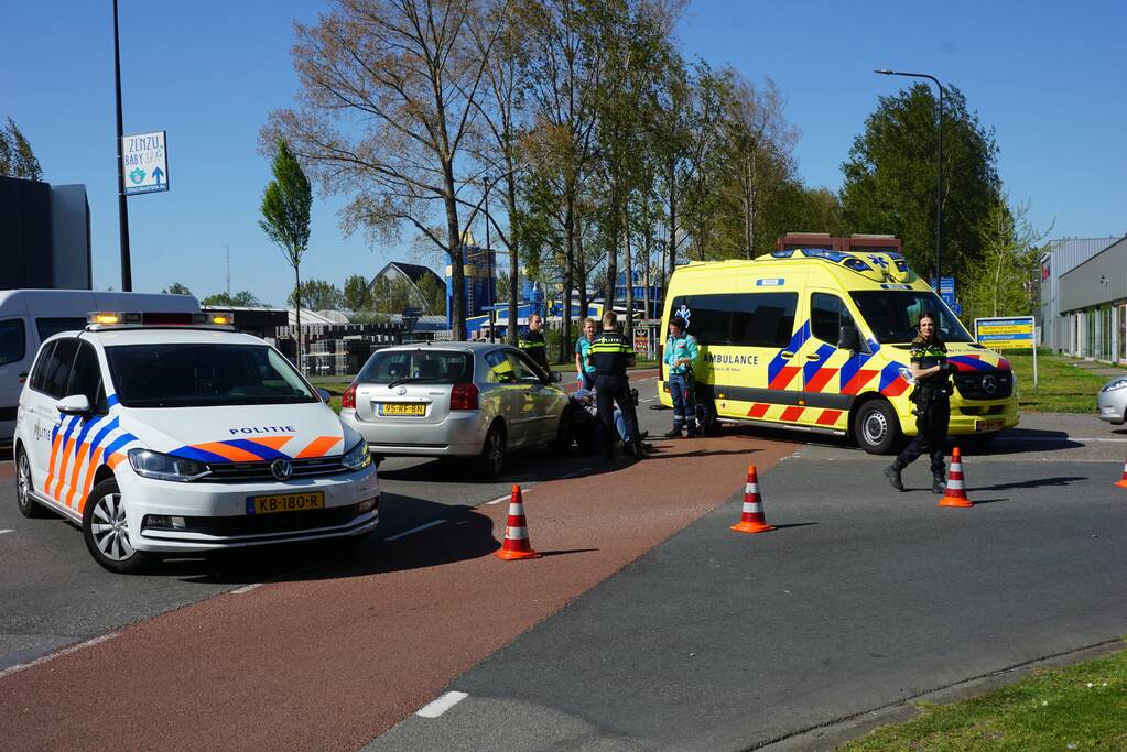 Scooter bestuurster gewond na aanrijding