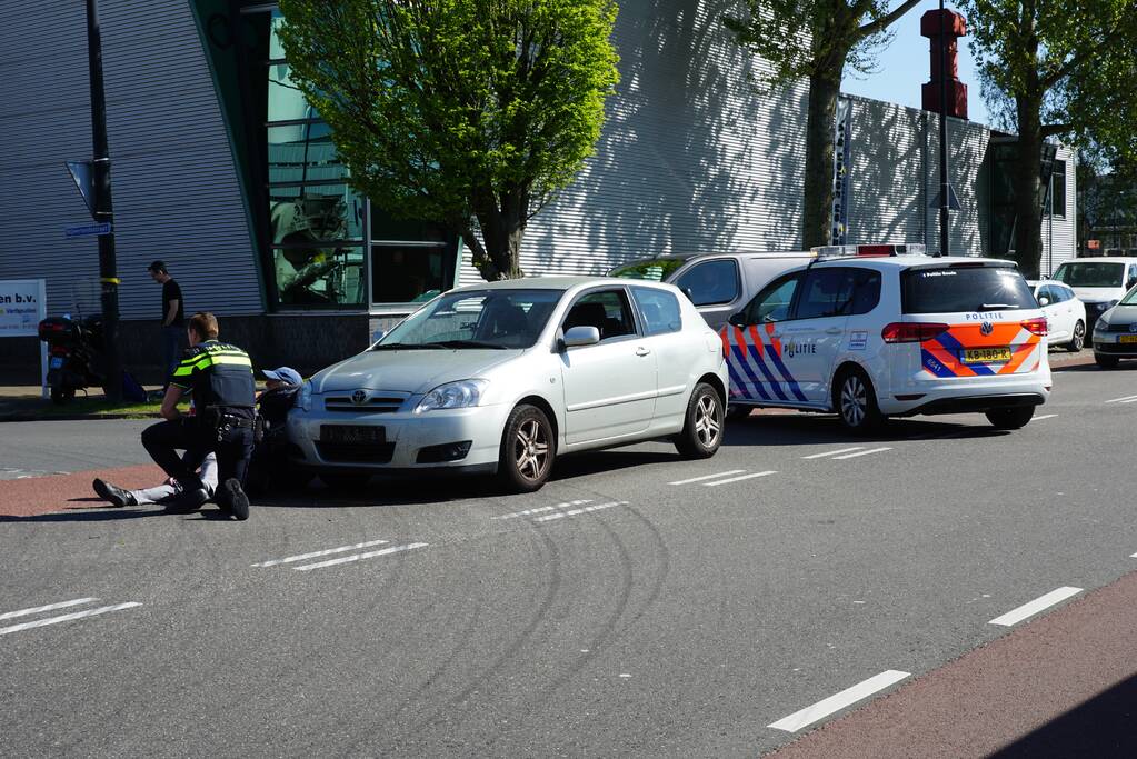 Scooter bestuurster gewond na aanrijding