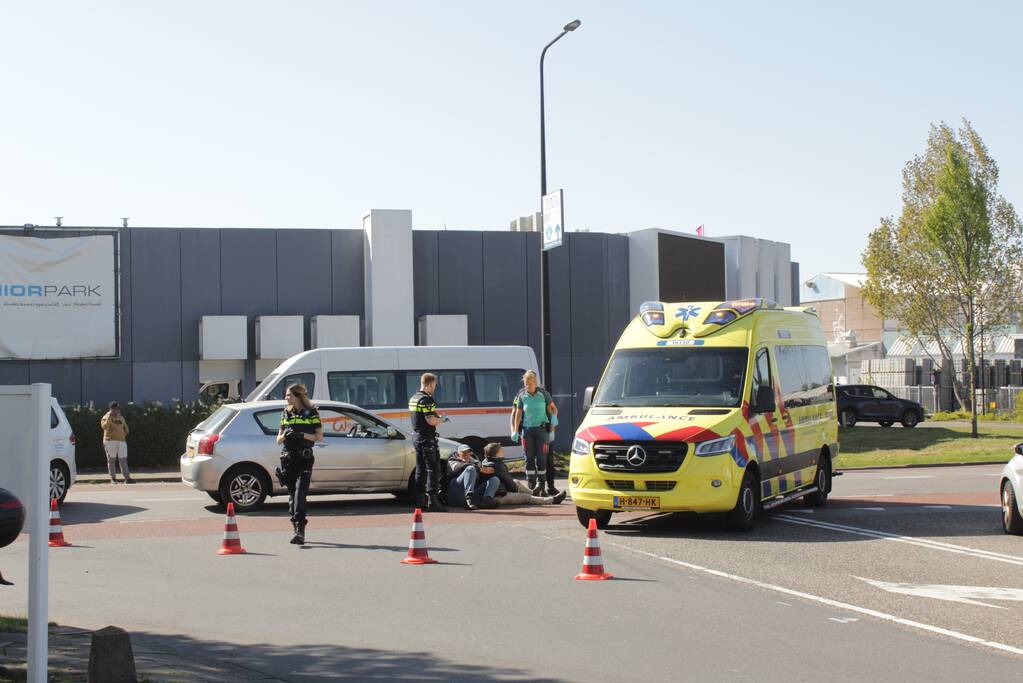 Scooter bestuurster gewond na aanrijding