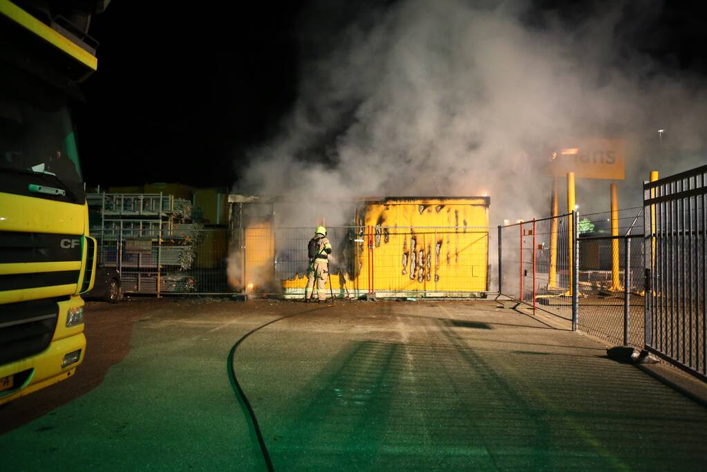 Flinke brand op terrein Heijmans, vrachtwagen chauffeur door brandweer gewekt