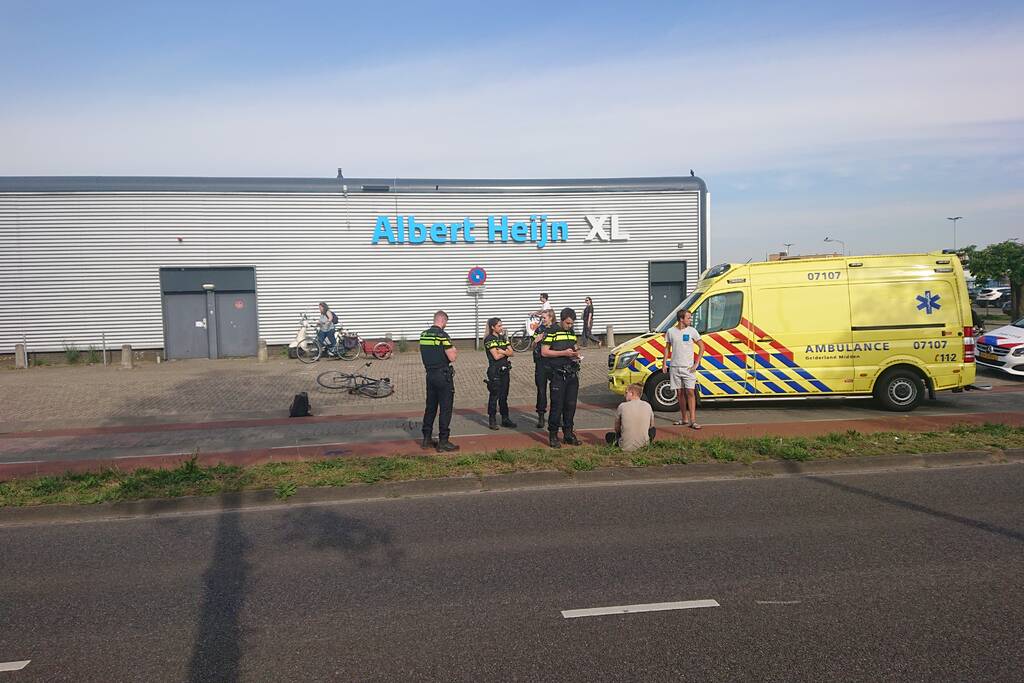 Scooter en fietser klappen op elkaar