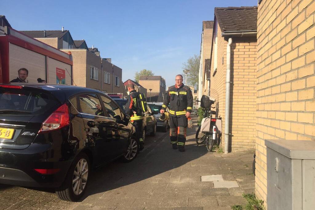 Brandweer verricht metingen in woning