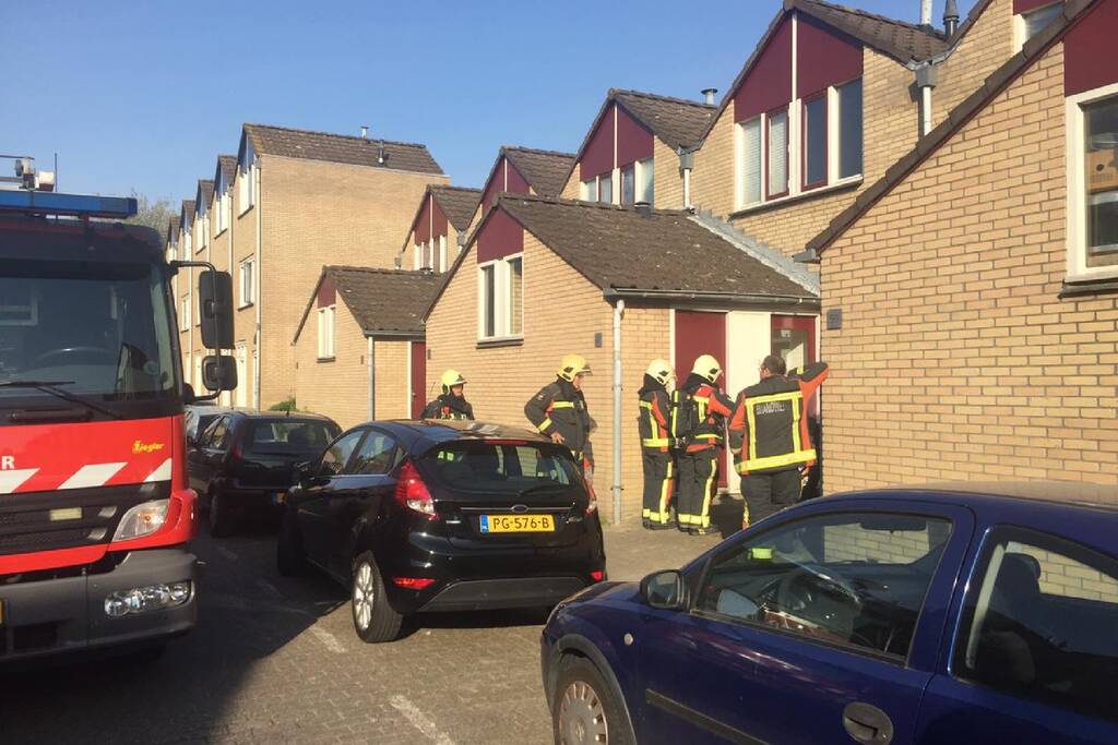 Brandweer verricht metingen in woning