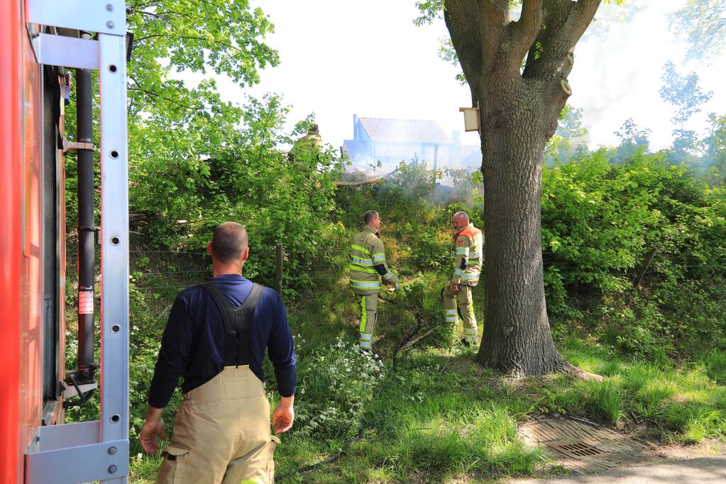 Struiken in brand op geluidswal